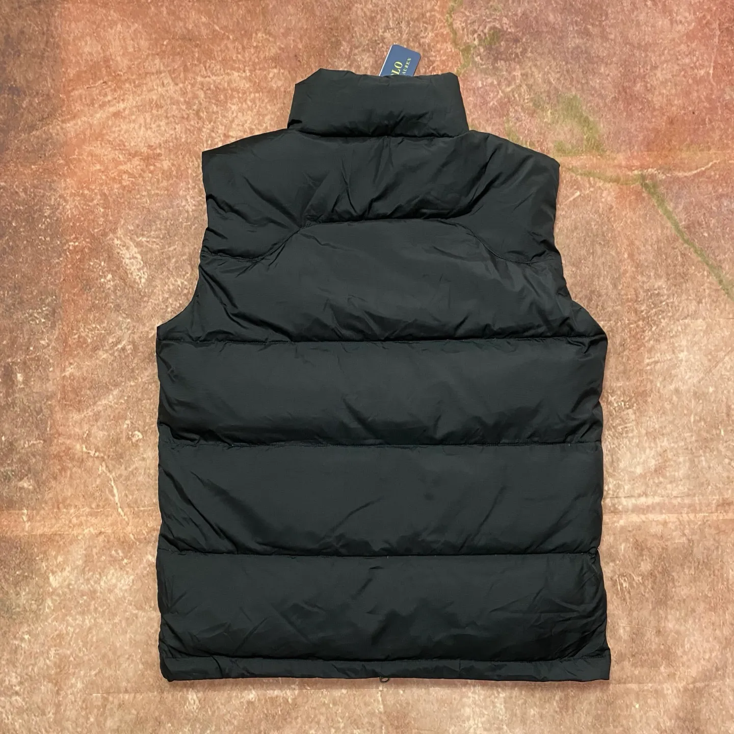 P560 Rah Lauren embroidered down vest (top version of pure down) 100% pure down, a classic and evergreen style, the same model used by celebrities and internet celebrities to keep out the cold, made from fabrics, fillings to auxiliary materials, all-round benchmarking against the original quality. It uses an imported Behringer embroidery machine, 10,000-needle electric embroidery technology, and imported No. 7 needles and embroidery thread to create a full, three-dimensional, clear-textured polo logo on the chest, which can be called a "moving texture badge." Double-layer locked velvet interior, bid farewell to the worry of velvet running away. The inner lining adopts a nylon double-layer sealed velvet structure to strictly prevent velvet drilling. The hem has a built-in adjustable drawstring, making it more windproof and cold-proof. Paired with customized size 8 YKK zipper, a must-have item for autumn and winter. Color Black, Navy Blue, Black Glossy Size m-xxl
